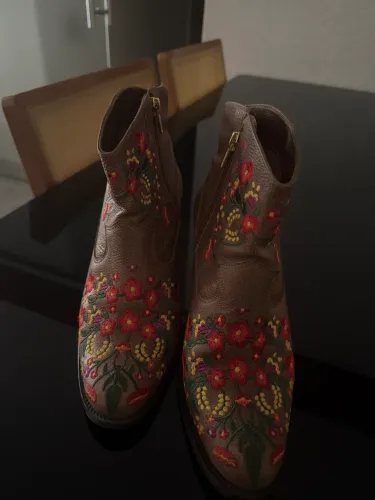 Bota Luiza Barcelos