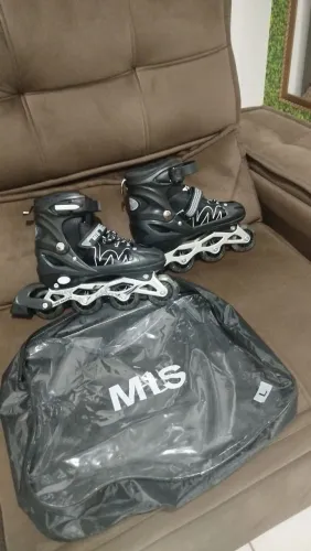 Vendo PATINS NUNCA USADO ... Ele ajusta o tamanho... 36 ao 38...