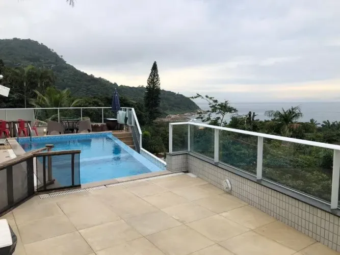 MARAVILHOSA CASA COM PISCINA EM CONDOMÍNIO FECHADO NA PRAIA DO ESTALEIRINHO.