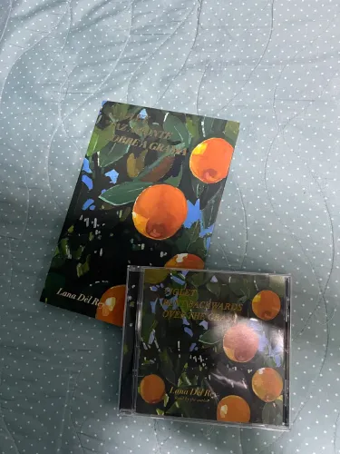 Livro e CD Violet Bent Backwards over the Grass - Lana del Rey