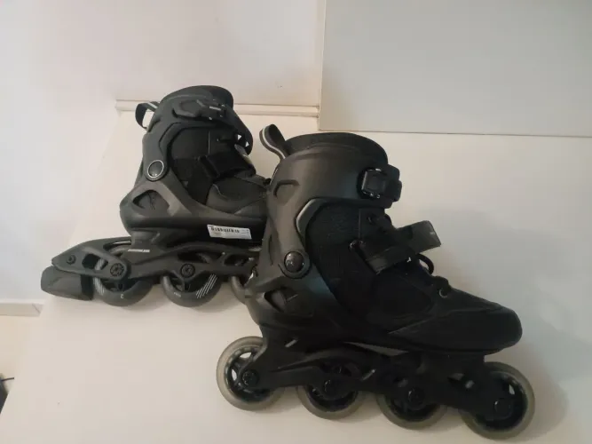 Par de patins zero usado uma única vez tamanho 37,acompanha joelheira luva e cotoveleira.
