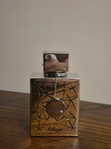 Perfume Club de Nuit Sillage