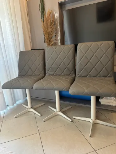 Vendo mesa com 3 cadeiras