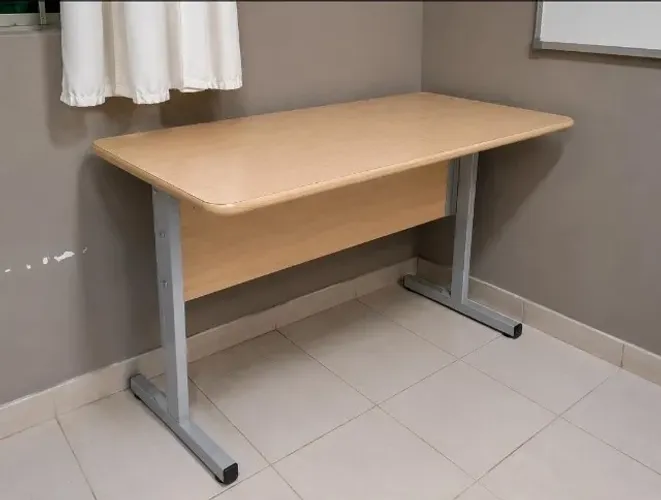 Mesa de Escritório / Estudos - 90 × 60 × 75 cm
