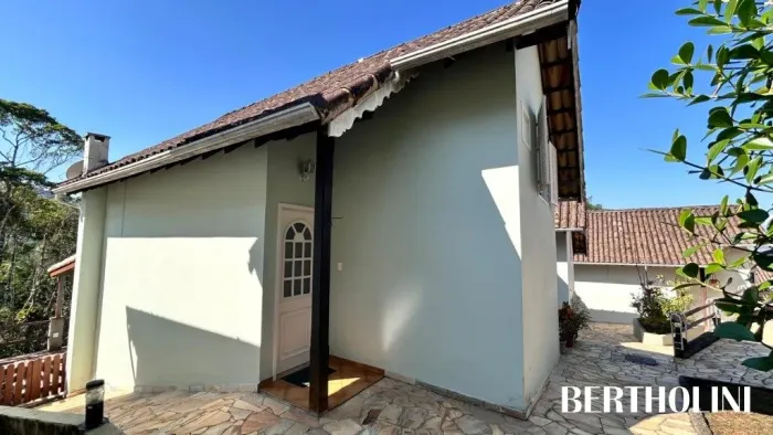 Ótimo Chalé mobiliado em Penedo/RJ, em condomínio fechado, com 3 quartos.