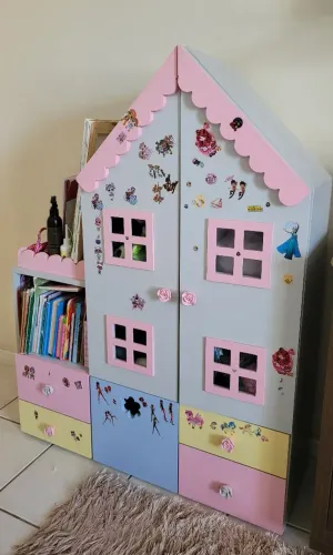 Casinha guarda bonecas