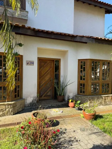 Casa para Alugar em Arujá Country Club, 4 Dorms, 350m²