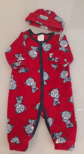 Macacão bebê em fleece com estampa e gorro