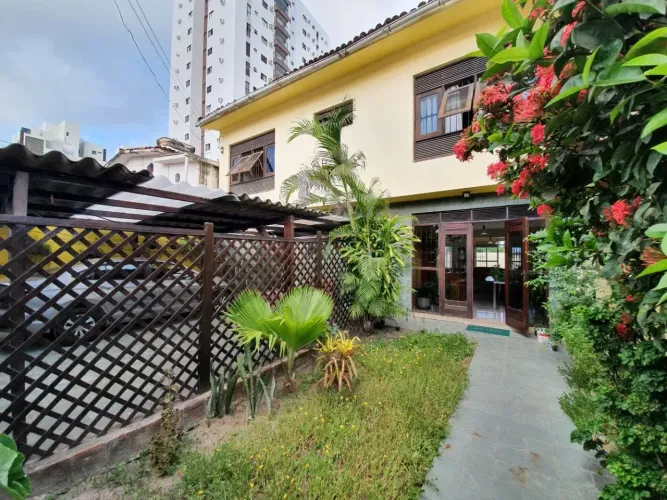 Casa duplex, nascente em Candeias,  4 qtos, piscina, 2 vagas, ventilação natural e energia
