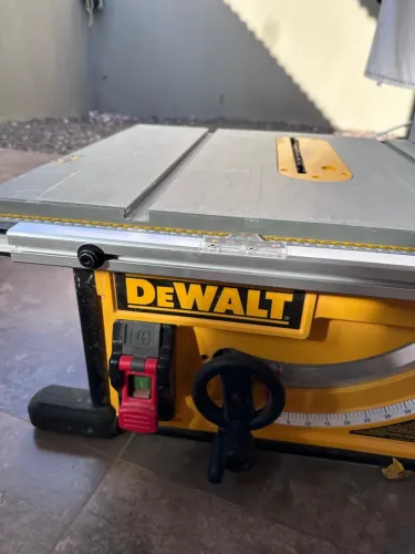 Serra de mesa DEWALT de 220V