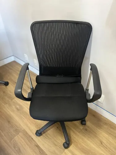  Cadeira de escritório com design ergonômico e tecido respirável 