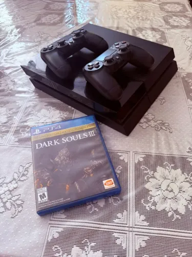 Playstation 4 + 2 manetes