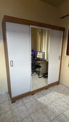 ?Oportunidade - Guarda roupas grande com espelho 