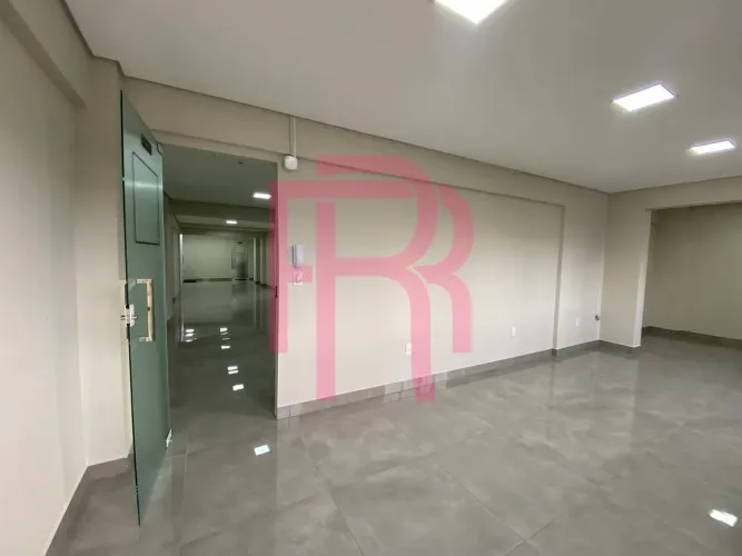 Sala Nova p/ locação no Centro de Balneário Camboriú em Prédio Comercial