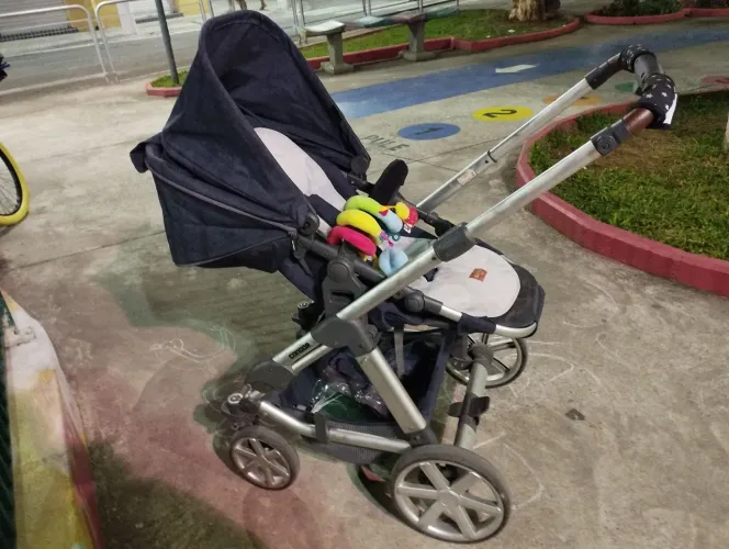 Carrinho com bebê conforto ABC Design.
