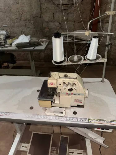 Máquina overloque