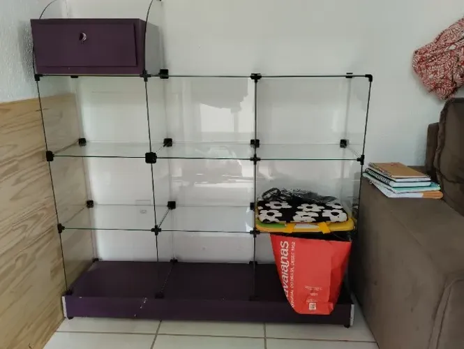 Vitrine de vidro com base roxa