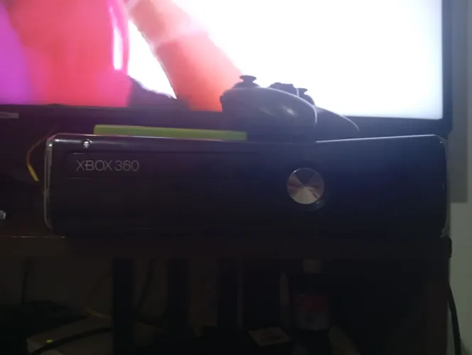 Xbox 360 com GTA V desbloqueado com 21 jogo vendo ou troco por vikingx boa ou trincada