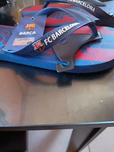 Vendo sandália oficial do Barcelona top de linha 150 no pix facilito a entrega. *