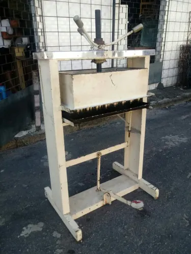 Pingadeira de petas industrial.