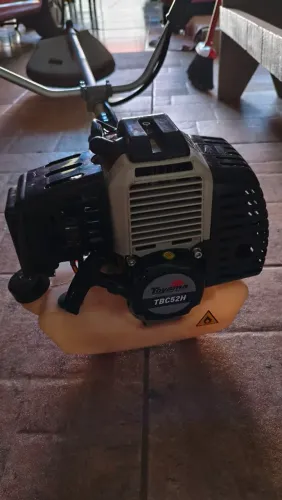 Roçadeira a gasolina usada apenas uma vez