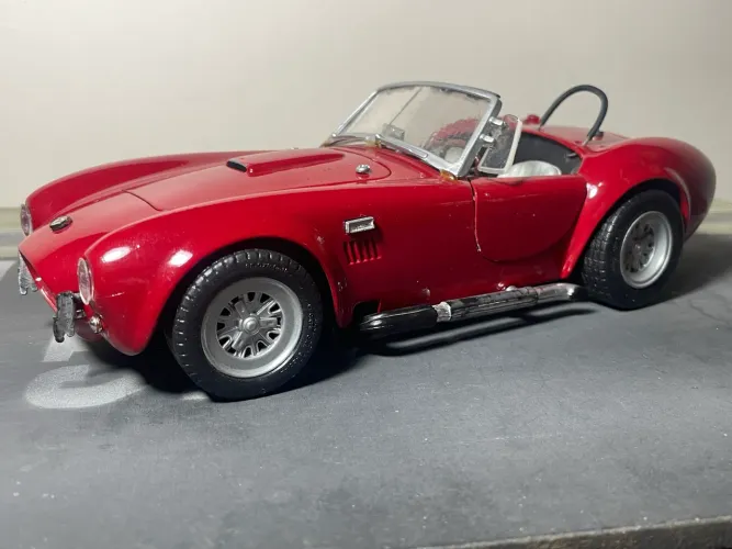Miniatura Shelby Cobra 1/18 - Sucatinha