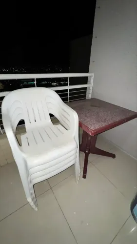 Mesa + 4 Cadeiras de Plástico Resistente + Brinde