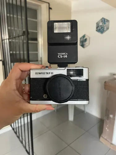 Câmera analógica Olympus Trip 35 com flash