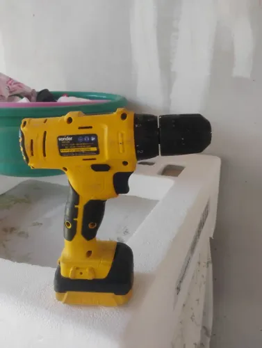 VENDO UMA PARAFUSADEIRA 12v VONDER