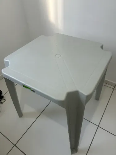 MESA COM 2 CADEIRAS COM BRAÇO