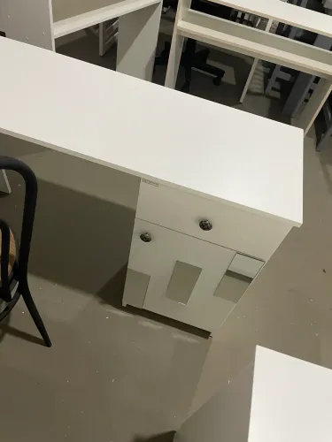 Mesa em L com 1,20x40x1,20 com porta e gaveta ripada de espelhos
