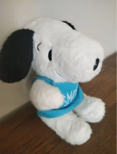 pelúcia snoopy com blusa azul