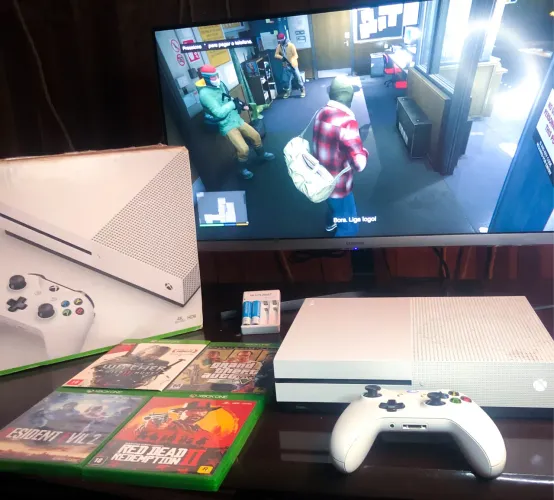 Xbox One S 1TB + 4 Jogos + Carregador e pilhas  + Controle