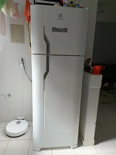 Geladeira Eletrolux 310l