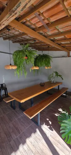 MESA + 2 BANCOS EM MADEIRA MACIÇA