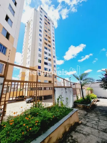Amplo apartamento de 2 quartos no Horto / Sagrada Família