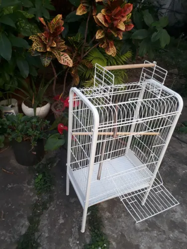 Vendo ótimo viveiro branco para calopsitas mansa e outros. Barato