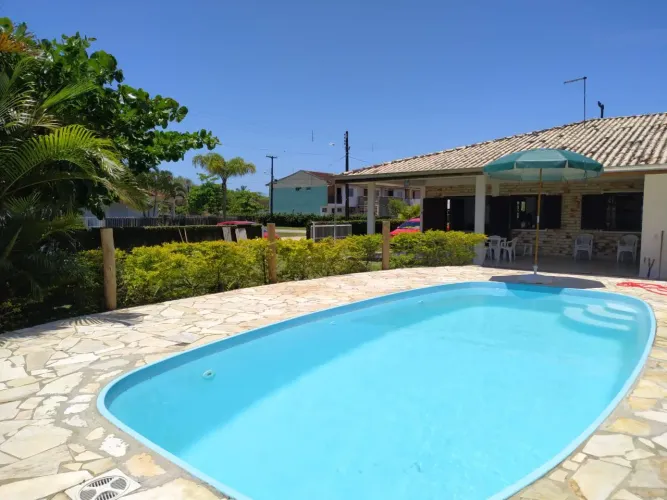 Locação casa com piscina em Guaratuba praia de Coroados