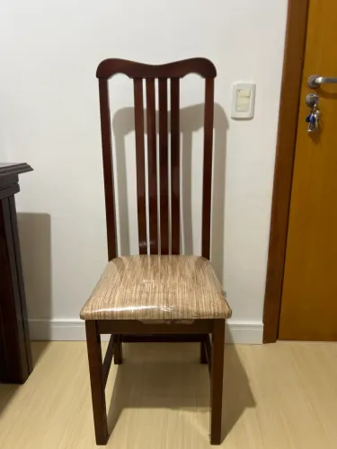 Mesa com tampo de vidro e seis cadeiras