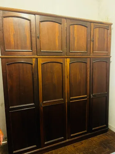 Guarda roupa em madeira 