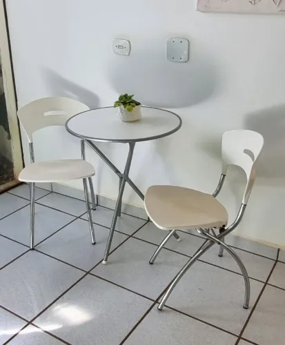 Cadeiras dobráveis em aço carbono e polipropileno branco