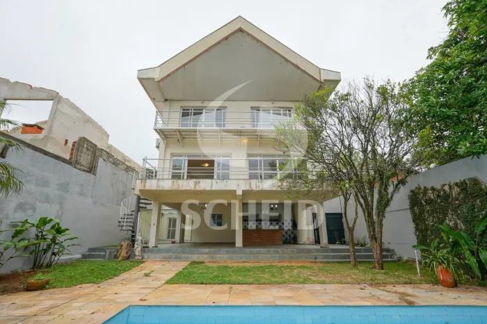 ** Sobrado com 06 dormitórios, 05 suítes, 08 banheiros e 04 vagas em 600m²!! Com banheira!