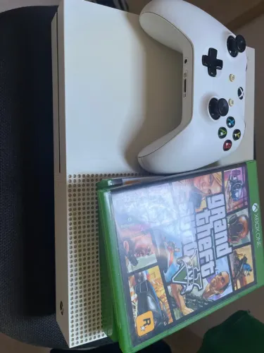 Xbox One S de 1 TB, defeito na fonte, com controle e jogos em formato de cd