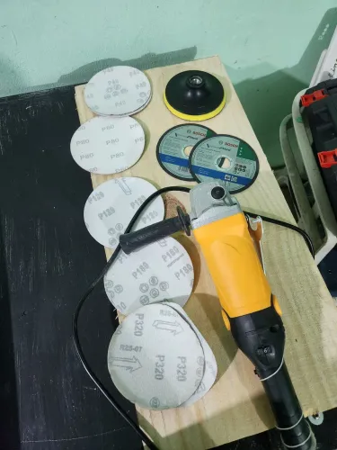 Esmerilhadeira com controle de velocidade e kit de lixas