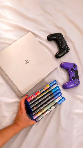 PS4 500 GB + 2 CONTROLES E JOGOS <br><br>VAI COM OS 2 CONTROLES + JOGOS