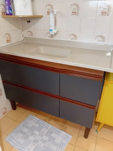 Gabinete de cozinha junto com a pia
