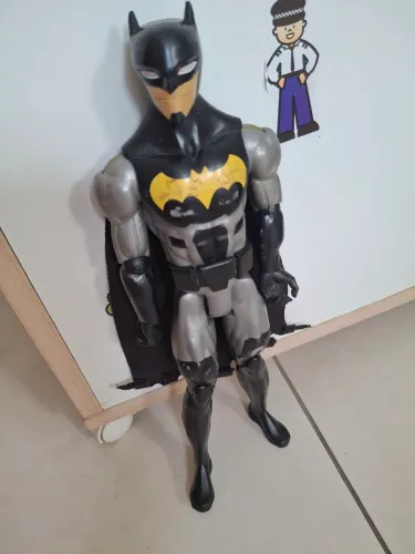 Boneco Batman com 30 cm articulado com capa