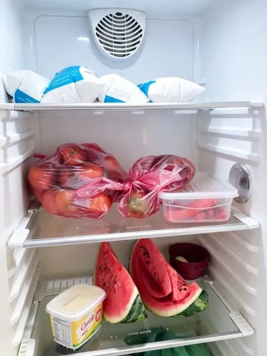 Vende se uma geladeira Bosch intelligent All Refrigerator 39, com sistema Dynamic Cooling.