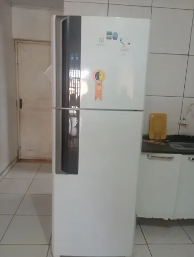 Vendo uma geladeira Electrolux Frost Free 