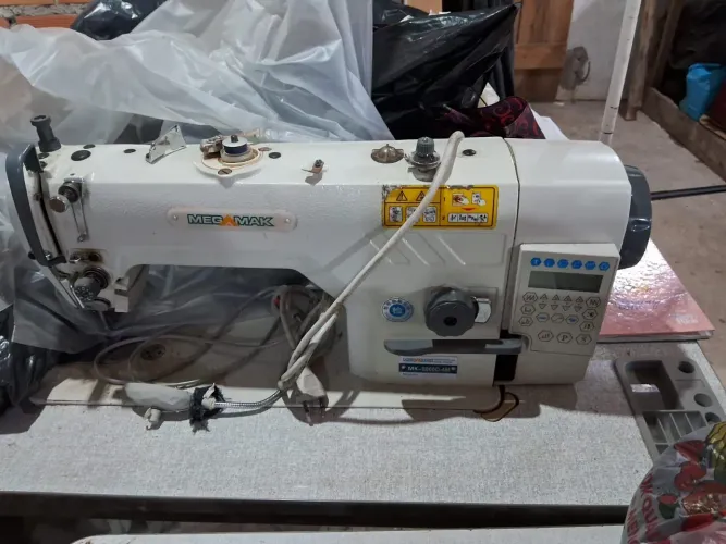 Maquina eletrônica reta